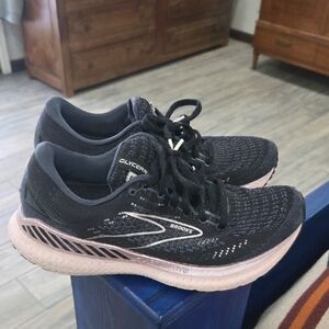 Brooks Black and Pink Athletic Shoes with Cushioned Midsole EUC Only Worn Once.